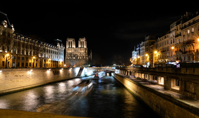 Fototapeta na wymiar Paris by night, with the Seine and the barges