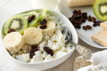 cottage cheese, slices, banana, kiwi, raisins,