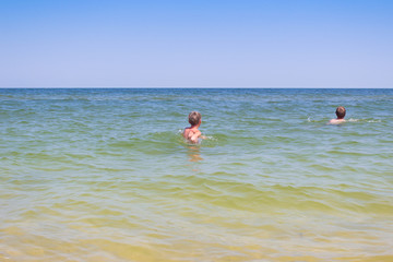 Obraz premium Boy swimming in the sea