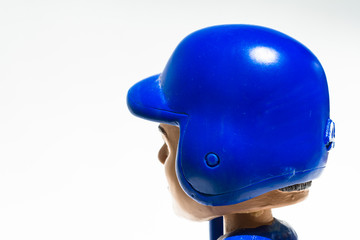 El casco de béisbol es azul.