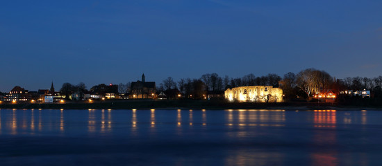 Fototapeta premium Kaiserpfalz in Düsseldorf Kaiserswerth in Blauer Stunde