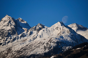Fototapeta premium Mond über Brigelserhörner