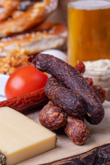 bayerische Wurst mit Käse und Bier