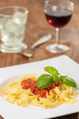 italienische Tagliatella Nudeln mit Tomatensauce