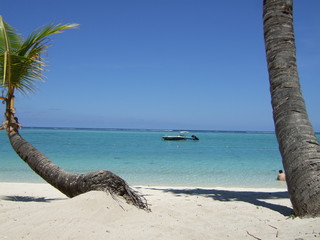 Troischer Strand mit Boot