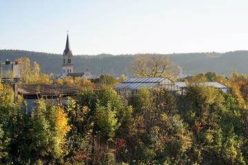 Fototapeta premium Die Burg Honberg ist die Ruine einer Gipfelburg oberhalb es Donautals auf dem gleichnamigen Honberg auf 739 m ü. NN inmitten der an der Donau gelegenen baden-württembergischen Kreisstadt Tuttlingen g