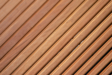 Diagonaler Lattenverschlag aus Holz