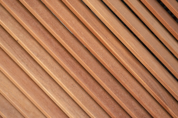 Diagonaler Lattenverschlag aus Holz