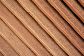 Diagonaler Lattenverschlag aus Holz