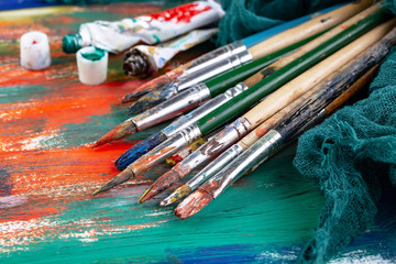 Obraz premium Paint brushes and paints for drawing.