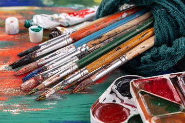 Obraz premium Paint brushes and paints for drawing.
