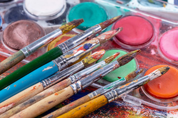 Obraz premium Paint brushes and paints for drawing.