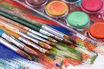 Obraz premium Paint brushes and paints for drawing.