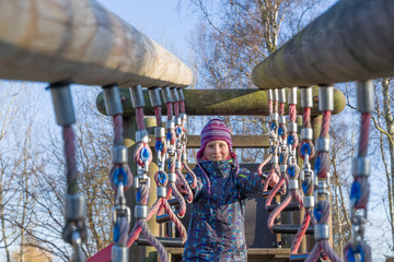 junges Mädchen im Winter auf dem Spielplatz
