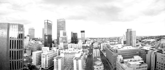 Fototapeta premium Panoramę miasta Johannesburga oraz jego wieżowce i budynki