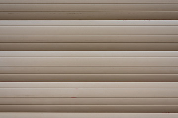 Bronzefarbene Aussenjalousien mit großen kontrastreichen Rillen