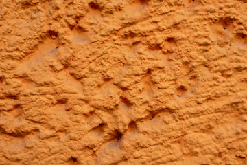 Orange Hauswand mit Rauhputzverkleidung