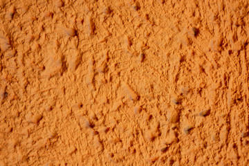 Orange Hauswand mit Rauhputzverkleidung