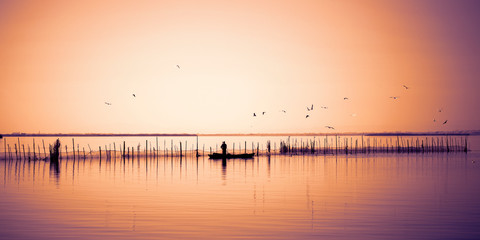Pescador en la Albufera de Valencia
