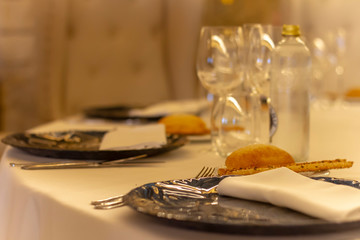 Comida, copas, mesas, banquetes