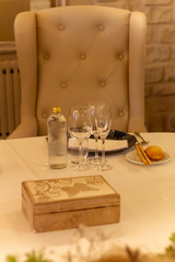 Comida, copas, mesas, banquetes