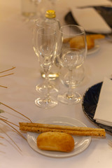 Comida, copas, mesas, banquetes