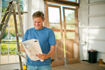 Focused businessman working late on a laptop and eating take out food.