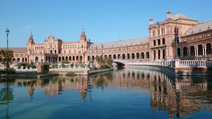 Fototapeta na wymiar Séville, palais de la place d'Espagne avec son reflet dans le canal (Espagne)