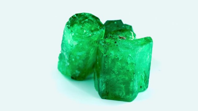esmeraldas gigantes en bruto cristales emerald gemstone gemas piedras preciosas diamantes verdes granate zafiro rub&iacute;