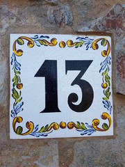 Tabliczka z numerem 13 z miasta Corralejo na Fuertaventurze - obrazy, fototapety, plakaty