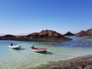 Isla de Lobos - zacumowane łódki lokalnych rybaków - obrazy, fototapety, plakaty