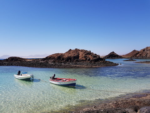 Isla de Lobos - zacumowane ł&oacute;dki lokalnych rybak&oacute;w
