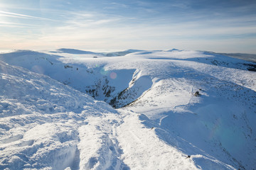 Fototapeta na wymiar Titel: View from the highest mountain of the Krkonose (Czech Republic) in winter