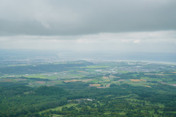 Fototapeta premium Widok z lotu ptaka Pejzaż miejski z widokiem na południową krawędź góry Usu