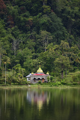 Fototapeta premium Mosque on the lake