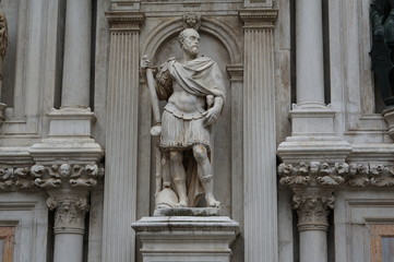 Fototapeta na wymiar Statue in Ducale Palace