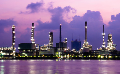 Fototapeta na wymiar Oil refinery in the morning before the sun rises in the summer.