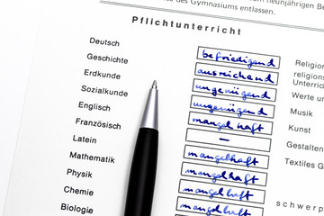 Schulzeugnis mit schlechten Noten