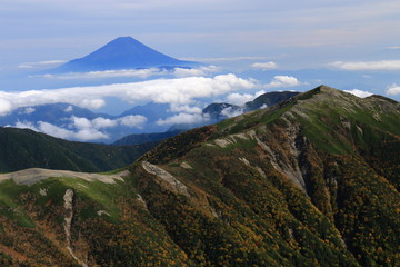 Fototapeta premium Z szczytu Shiomikami w Alpach Południowych, aby zobaczyć Mt.