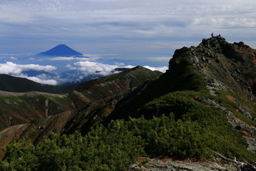 Fototapeta na wymiar 南アルプス塩見岳西峰山頂から東峰越しに　霊峰富士山を望む