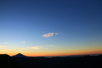 南アルプス光岳　山頂直下光岳小屋から　朝焼けに浮かぶ富士山とイ愛鷹山、箱根遠景