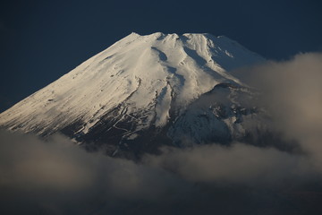 雲に包まれる荘厳な冬の富士山山頂の景色　愛鷹山山頂より　