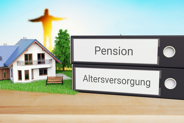 Ruhestand. Akten-Ordner beschriftet mit den Begriffen Pension und Altersversorgung liegen neben einem Haus-Modell auf einem Schreibtisch. Silhouette und Sonnenuntergang im Hintergrund.