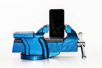 Mobiltelefon im Schraubstock