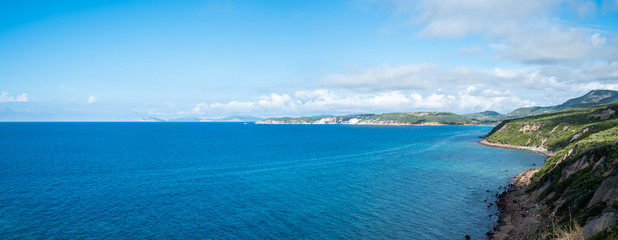 Landschaft entlang der Küstenstraße im Westen auf Sardinen, Italien