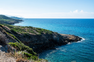 Fototapeta premium Landschaft entlang der Küstenstraße im Westen auf Sardinen, Italien