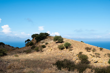 Landschaft entlang der Küstenstraße im Westen auf Sardinen, Italien