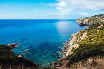 Fototapeta na wymiar Landschaft entlang der Küstenstraße im Westen auf Sardinen, Italien