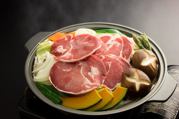 ジンギスカン、冷凍ロール肉、加熱中、湯気、煙