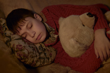 Obraz premium boy sleep in bed with bear toy